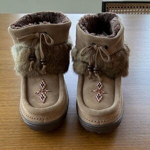 LIKE NEW! Manitobah Brown Fur-Lined Boots